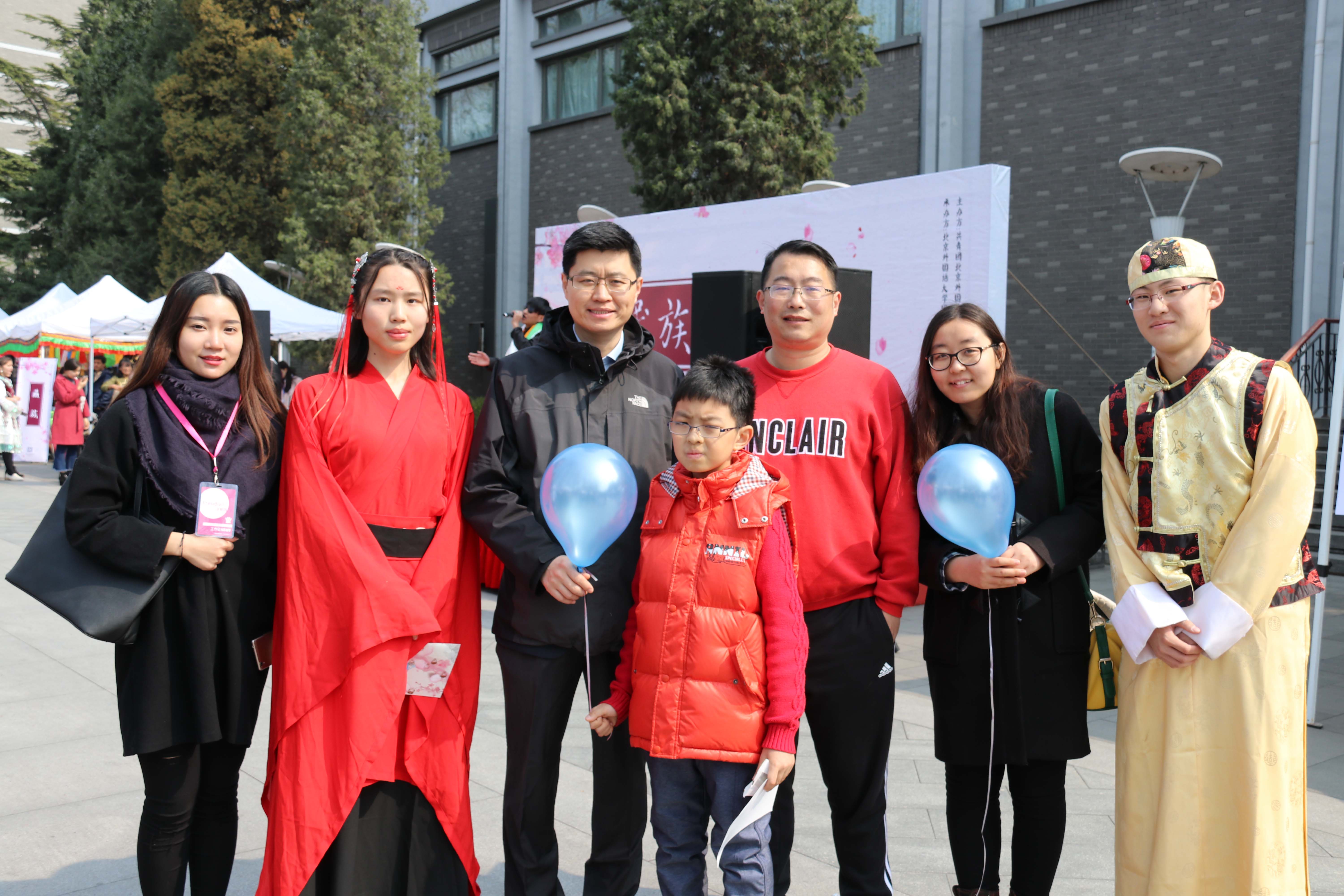 领导老师与少数民族同学合影留念